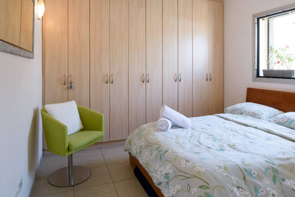 Guestroom: privacy, plenty of closet space, comfy bed, fresh linen and towels, heating or A/C