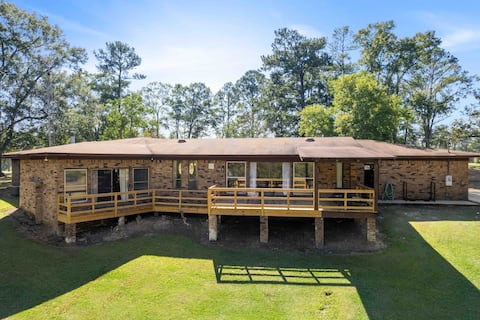 Private property, pond. Mins from USM, Pool table