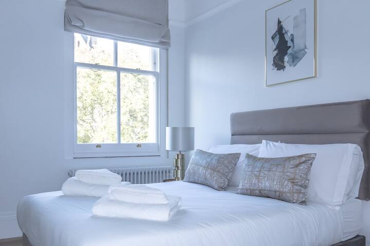 DELUXE MANN Kensington 3 bedroom Apartment gallery image 2