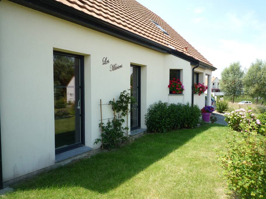 Façade avant de la villa abritant le gîte.