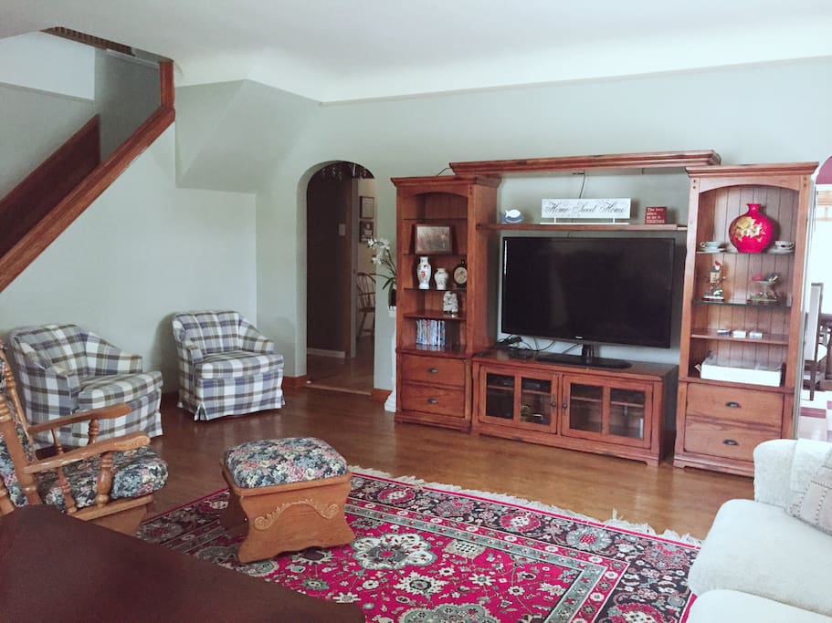 Luxury Living room with lots of spaces and seating, DVD & Blu-ray player and cable.