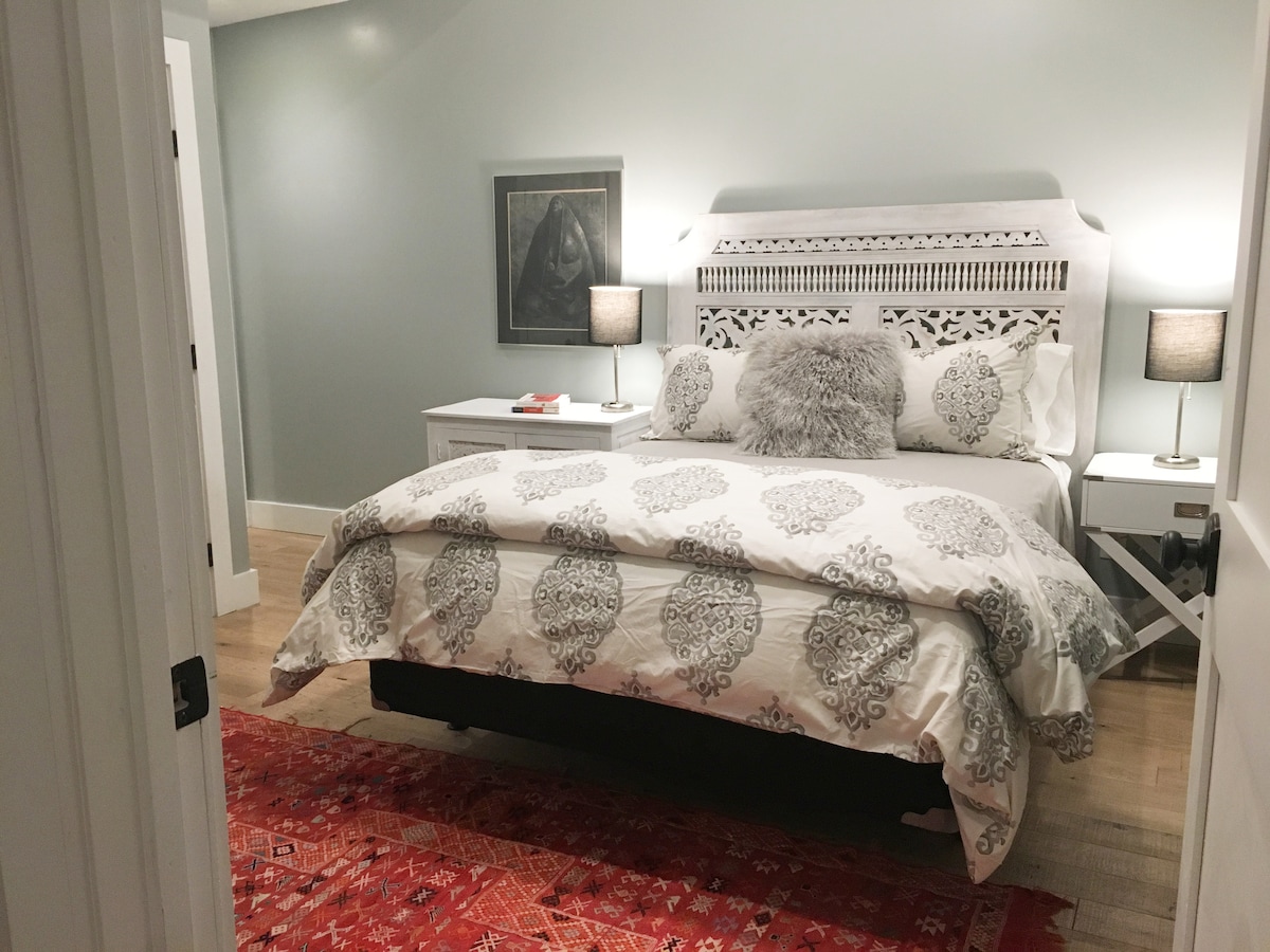 Glavna spavaća soba s nadsvođenim stropom 