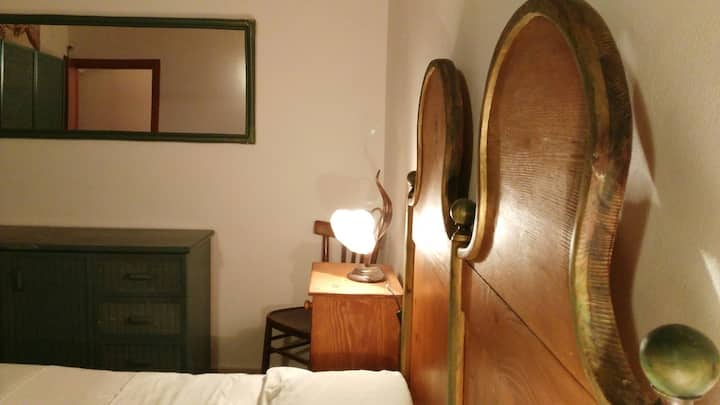 b. Chumba kilicho na vitanda 2 (kitanda cha kifaransa + kitanda cha mtu mmoja)