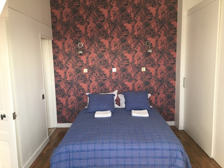 带大衣柜的卧室