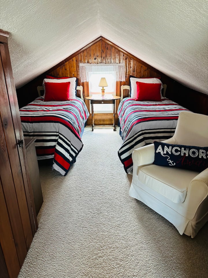 Sleeping loft that overlooks the front living room (1/2 story open to the front room)
2 twin beds, chair
2 closets, dresser
All bedding/linens provided
*Use the roller shade over the window to darken the room for a better night's sleep.
