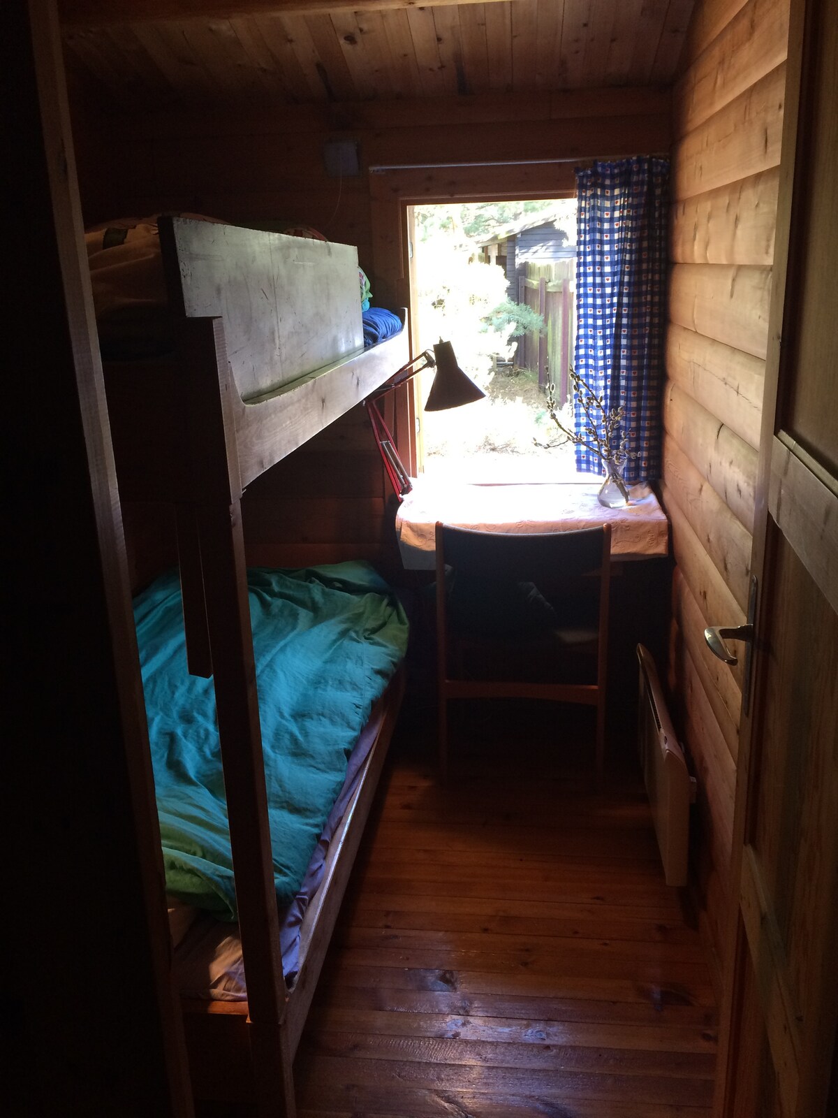 ห้องนอนพร้อมเตียงสองชั้นห้องแรก