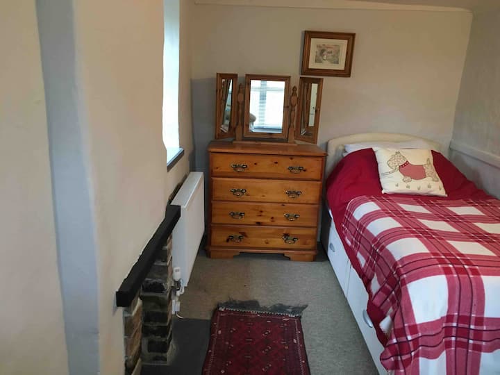 غرفة نوم واحدة في الطابق السفلي تقع خارج الصالة.