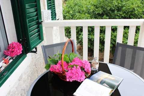 Top Airbnb: Blossom apartment with two bedrooms (Peljesac) 🌸 in Općina Trpanj