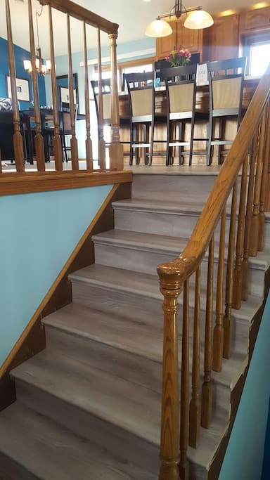 Entrance Stairwell to Main Floor