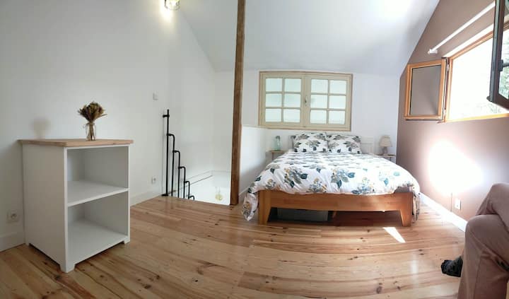 ห้องพักกว้างขวางที่ชั้น 1 มองเห็นสวนโดยไม่ต้องหันหน้าไปทางเตียงขนาด 140 * 190 ซม. 