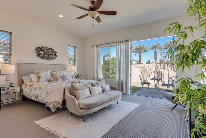 宽敞明亮的主卧室，配有加大双人床、沙发、电视、通往露台的法式门，配有小酒馆桌椅，供您享用晨间咖啡。 