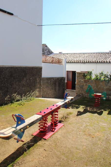 Parque infantil situado justo enfrente.