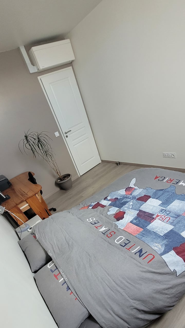 חדר שינה שני עם מיזוג אוויר 