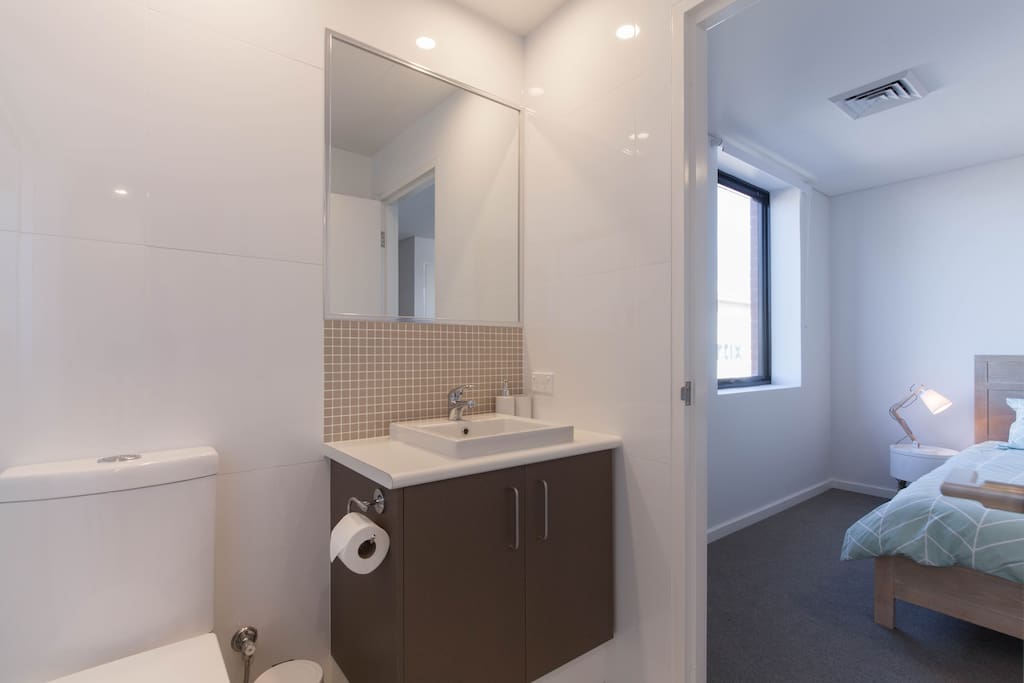 Bright and modern bathroom.