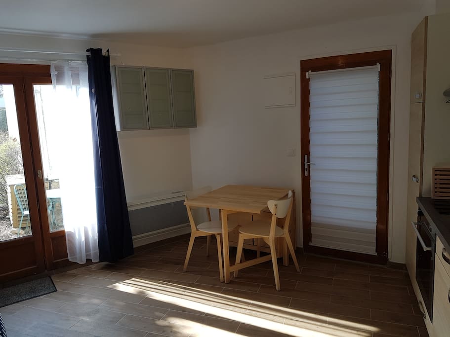 La table se déplie et dispose de 6 tiroirs