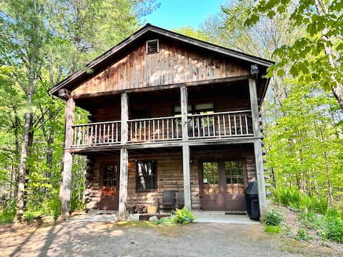 Cozy Log Cabin, Relaxing Retreat with 1pm Checkout