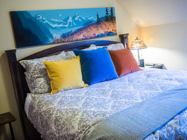 King Size bed in the Master Bedroom— lots of pillows the best quality comfortable godoro with bedding from Pottery Barn- only the best.  Master Bedroom ina eneo la kukaa pamoja na taa za kusoma na 50" Smart T.V. ikiwa unataka tu kuondoka.