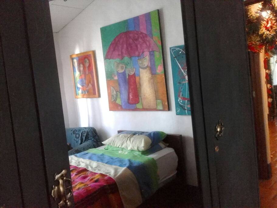 Una habitacion colonial con paisaje muebles antiguos una persona