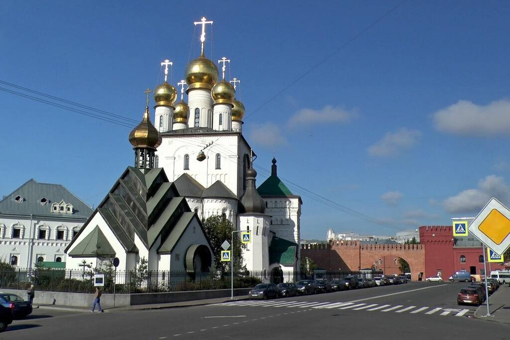 Из окон квартиры видны купола Собора Феодоровской иконы Божией Матери