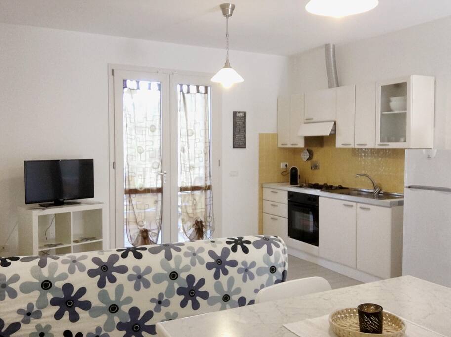 soggiorno cucina con divano letto