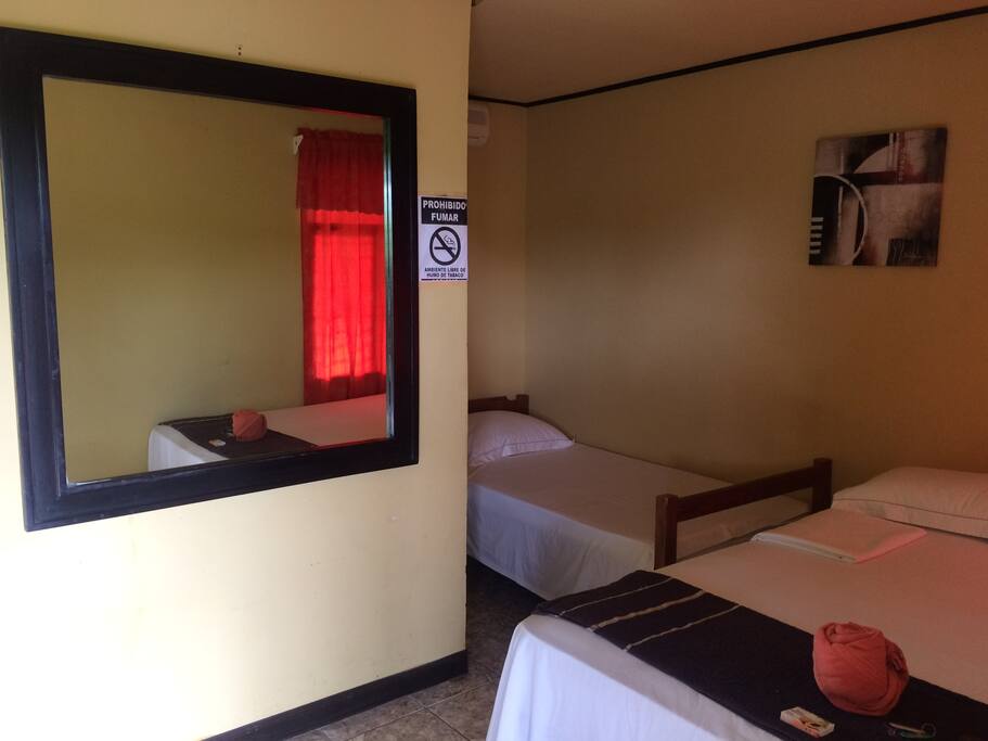 Habitación con 1 cama doble y 1 cama sencilla