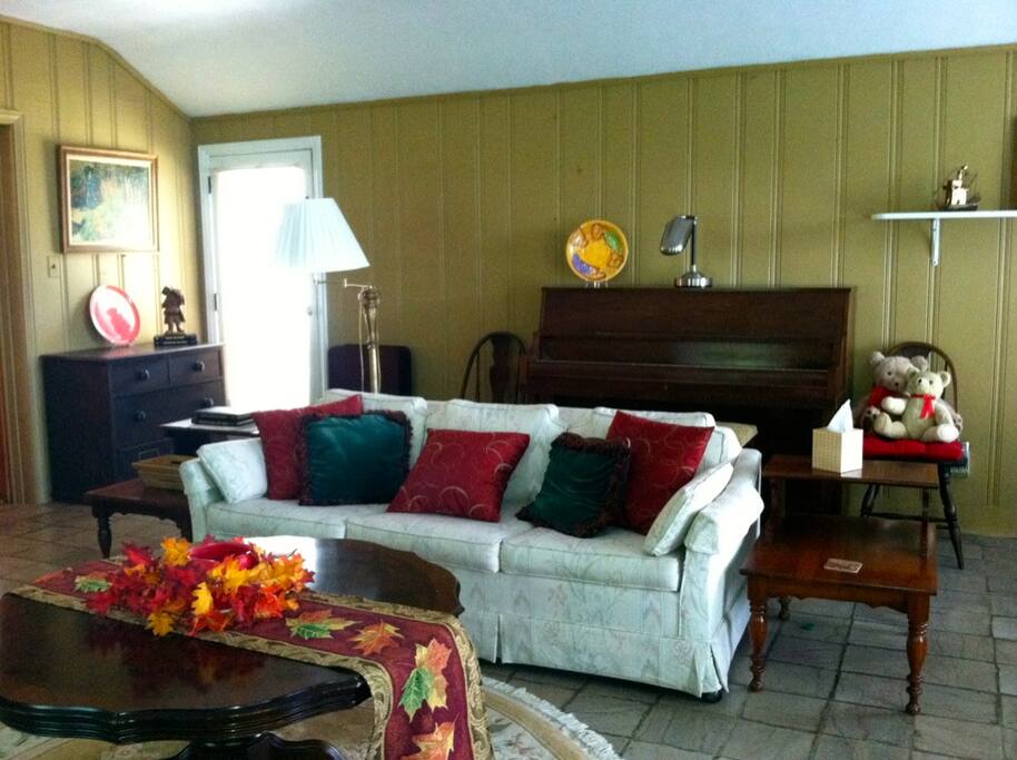 Dogwood Cottage Queen sofa bed