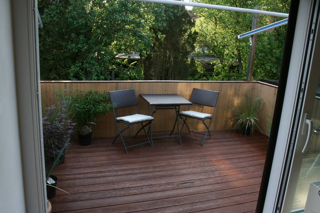 Großer Balkon mit Grill und Markise