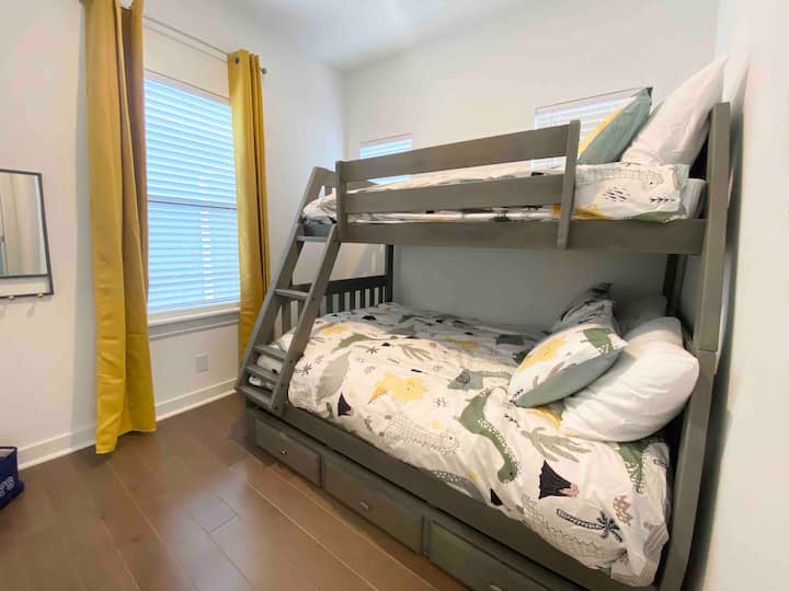 双人双人床，下方有抽屉。 
（封闭式书房，没有门，已经变成了卧室。请参阅平面图）。 