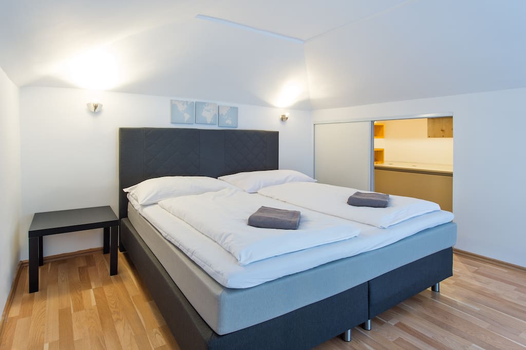 Two level bedroom: Upper level with luxury King-size bed - comfortable mattress