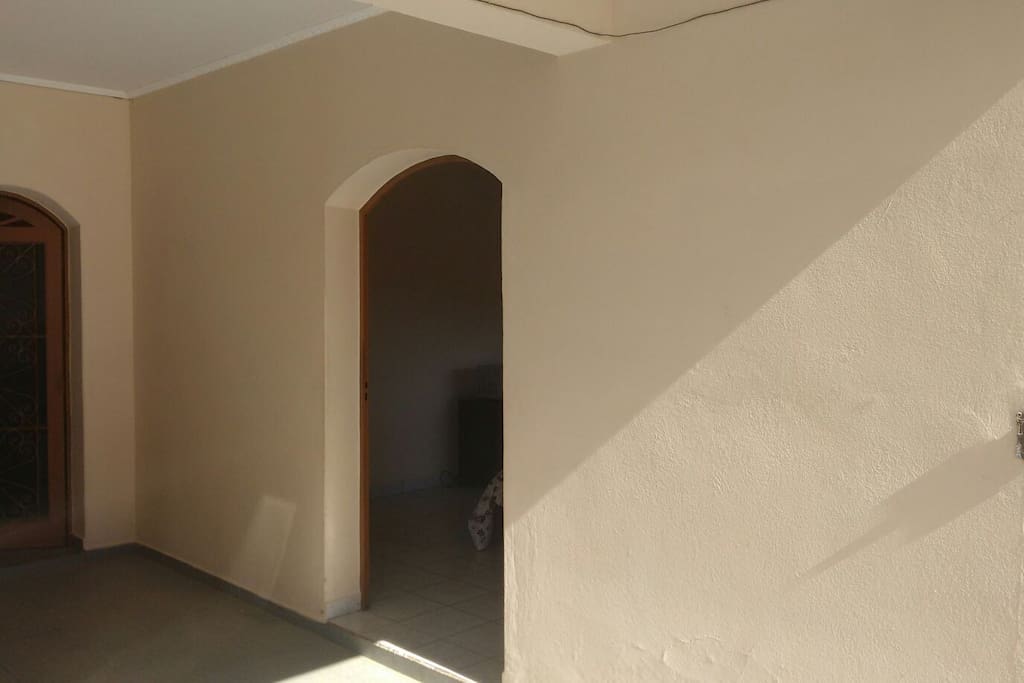 Obs. À entrada deste quarto é pela garagem, e a porta à esquerda da para um pequeno banheiro.