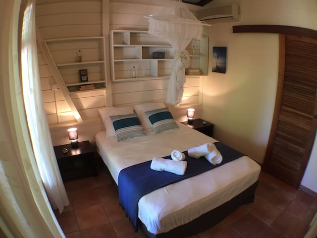 Entire home with 3 bedrooms in Martinique - Jolie villa créole en bord de mer à Petite Anse