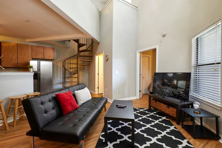 ~PENTHOUSE PRIVATE LOFT ROOM SHARED BATH