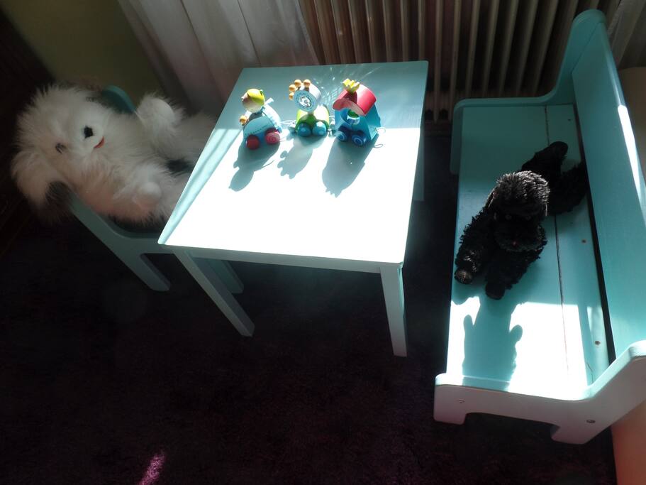 Kindertischchen. Spielzeug gibt es auch.
Sehr beliebt-das Bällebad.