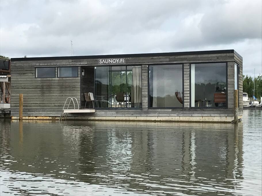 Betoniponttoonin päälle rakennettu saunasviitti 2+2 henkilölle.