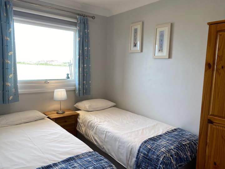 Მეორე საძინებელი ორადგილიანი საწოლებით