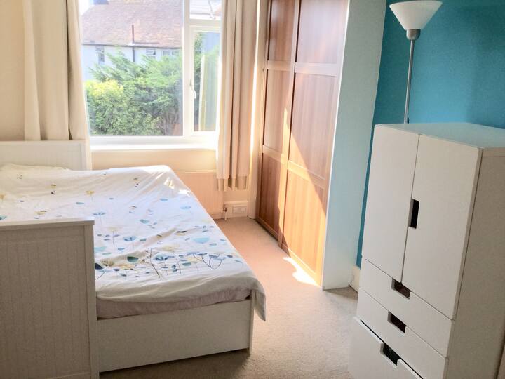 宽敞的第二间卧室-提供大号双人床（ 2张欧洲单人床）和抽屉空间