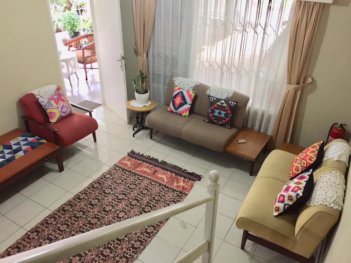 Acogedora sala de estar con un toque étnico