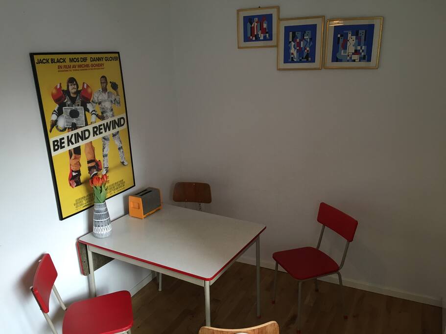 Femtiotalskök som ledigt rymmer fyra personer.