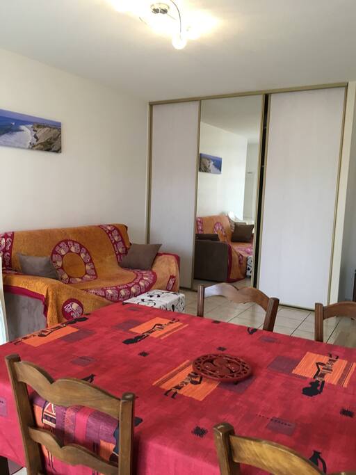 Salle à manger et canapé convertible en 140cm confortable