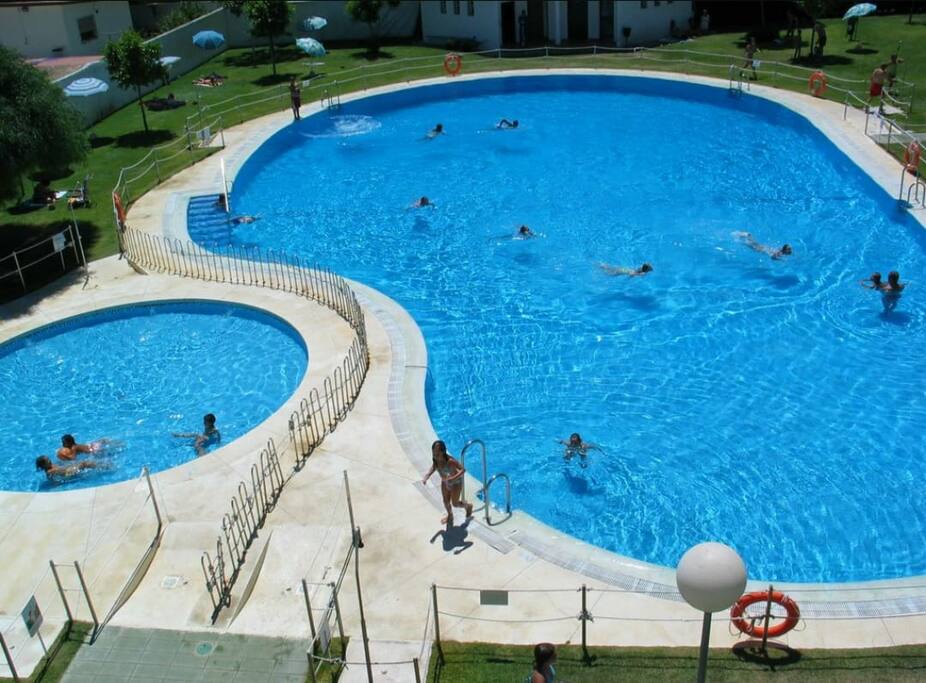 PISCINA CON SOCORRISTA PARA GRANDES Y CHICOS