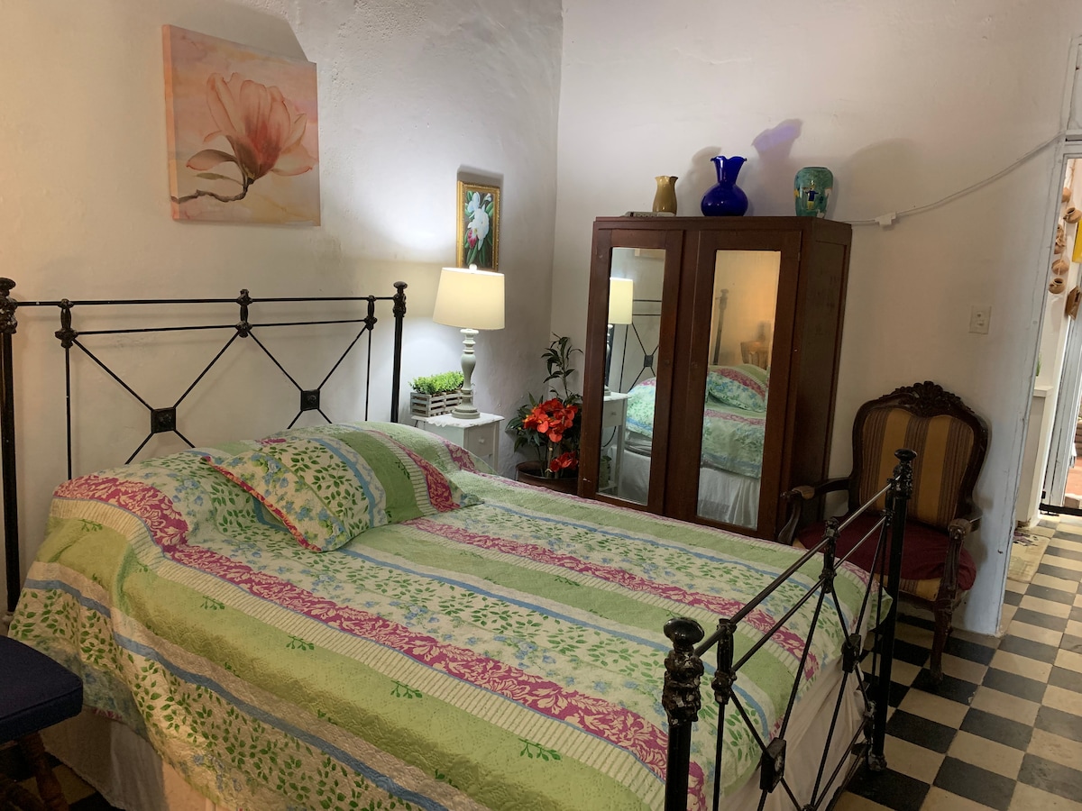 Това е първата спалня с малък климатик . Входът на кухнята се вижда вляво от рамката. 