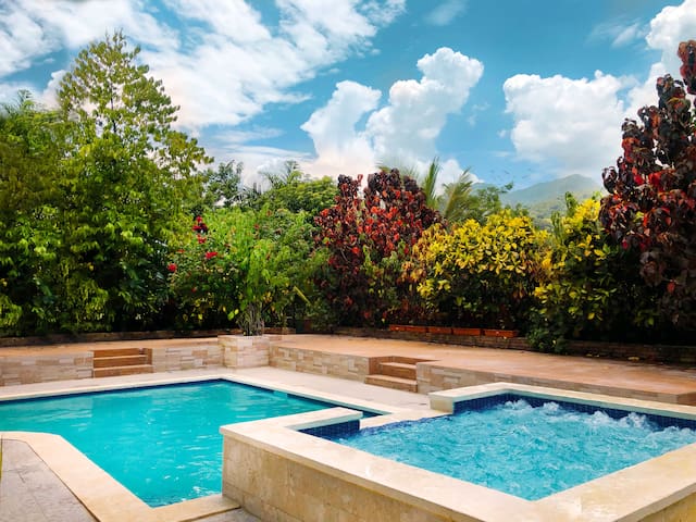 Casa al Borde del rio y la montaña  (los quemados)