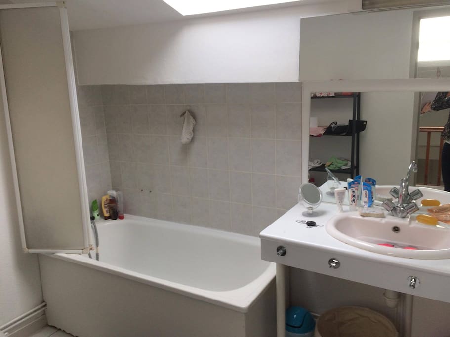 Salle de bain avec toilettes