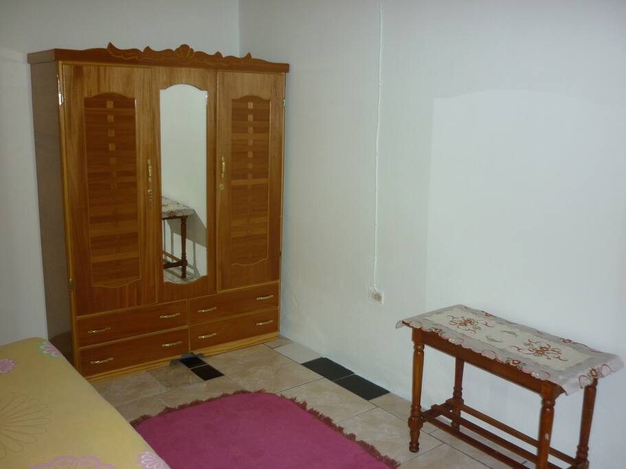 Queen room amenities