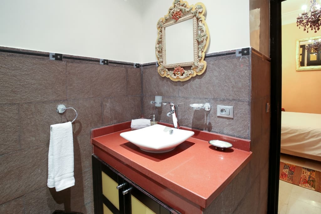 Sa salle de bain privative avec douche ou baignoire