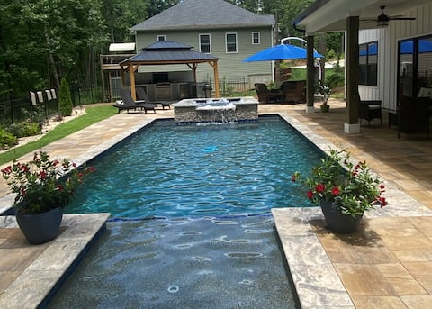 Lake house w/ a pool and Pickleball court