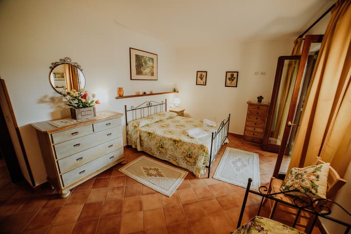 ห้องนอนมีเตียงเหล็กดัดคู่อุปกรณ์คู่และมุ้งกันยุง พวกเขาตกแต่งห้องด้วยเฟอร์นิเจอร์สไตล์แลก (ตู้เสื้อผ้าตู้เสื้อผ้าและโต๊ะข้างเตียง) จากที่นี่คุณจะเข้าถึงระเบียง Porticoed