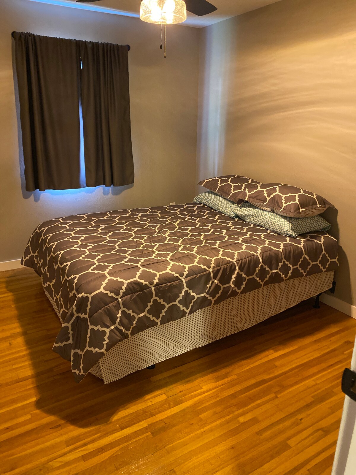 Cama tamaño queen en el nivel principal