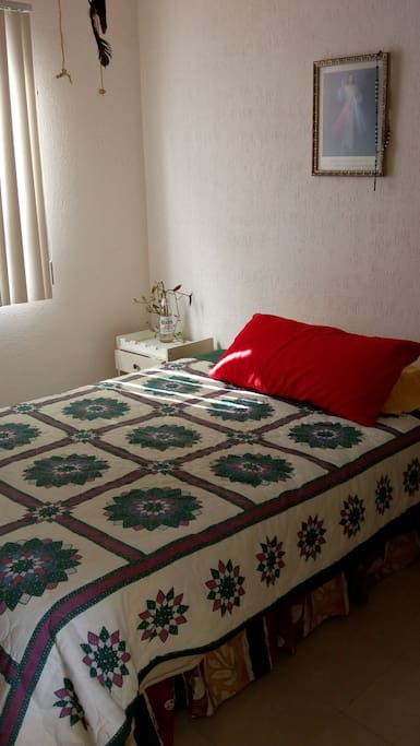 habitación iluminada limpia ,con cama matrimonial