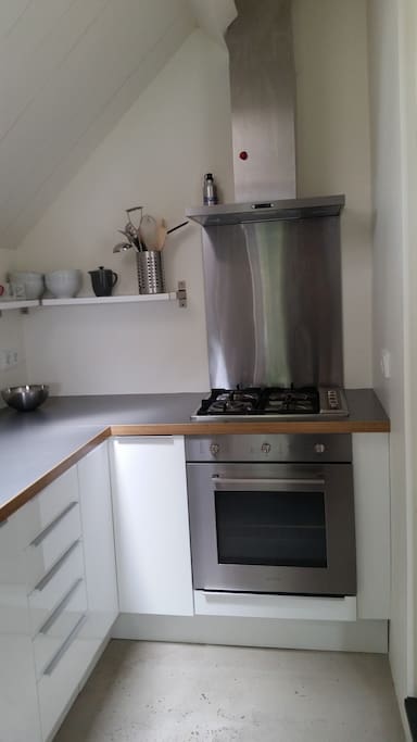Keuken met oven, vaatwasser en nespresso.
